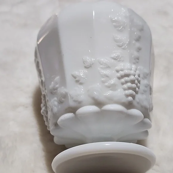 Vintage Westmoreland Paneled Grapevine White Milk Glass Decorative Vase. - Picture 5 of 5